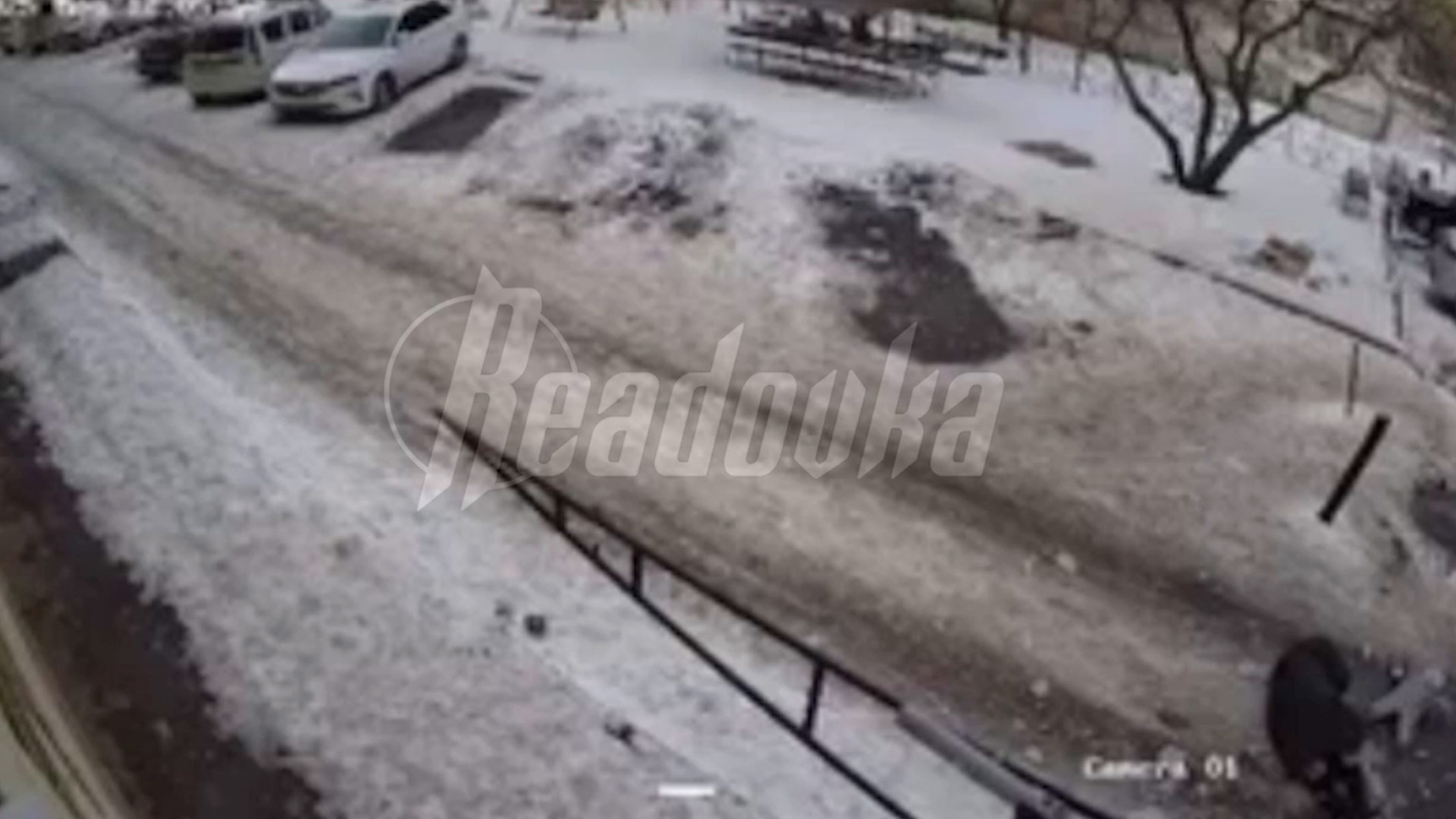 Ледяная глыба обрушилась на мать с младенцем в Махачкале