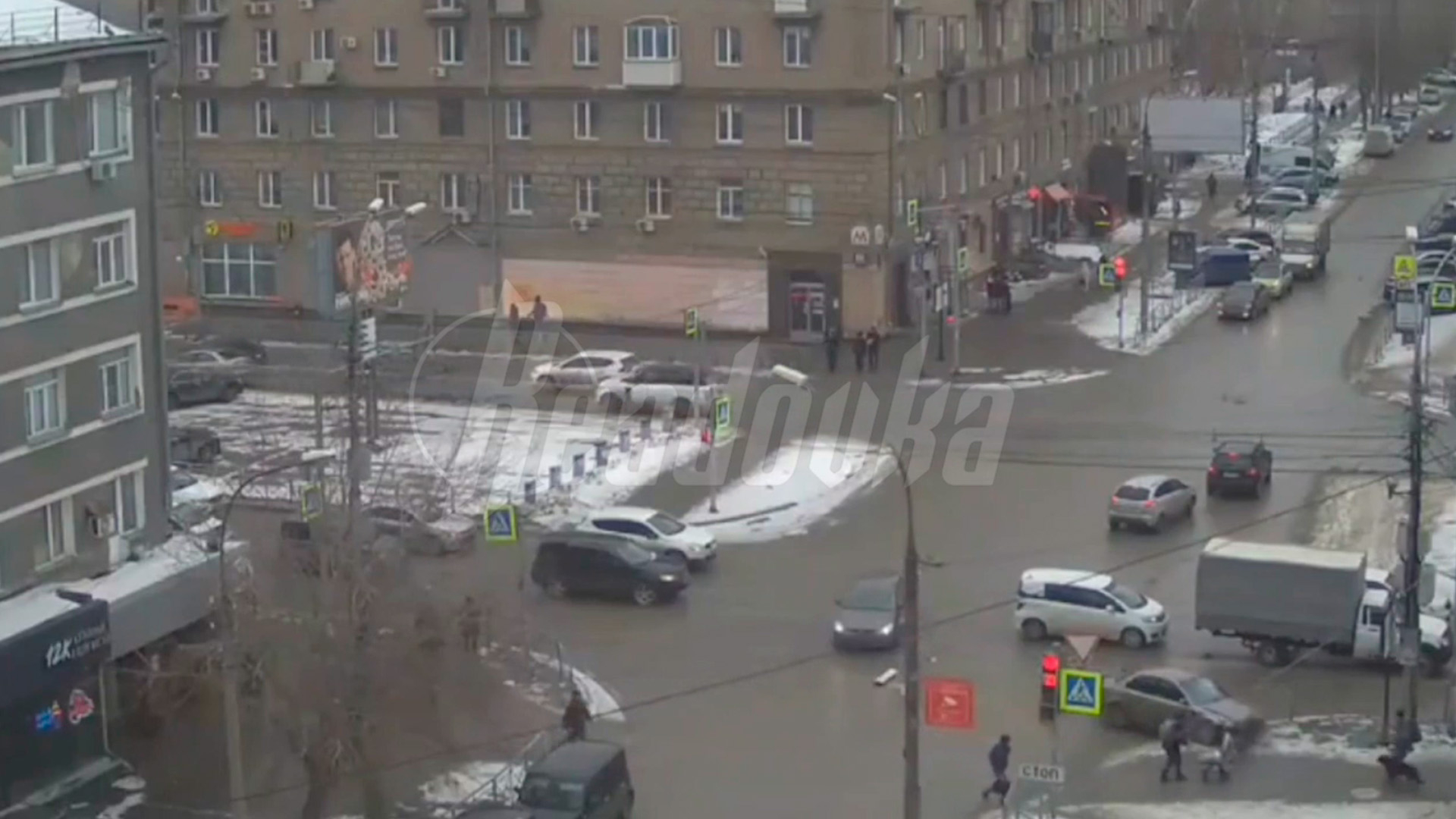 В Новосибирске лихач едва не снес мать с коляской на тротуаре