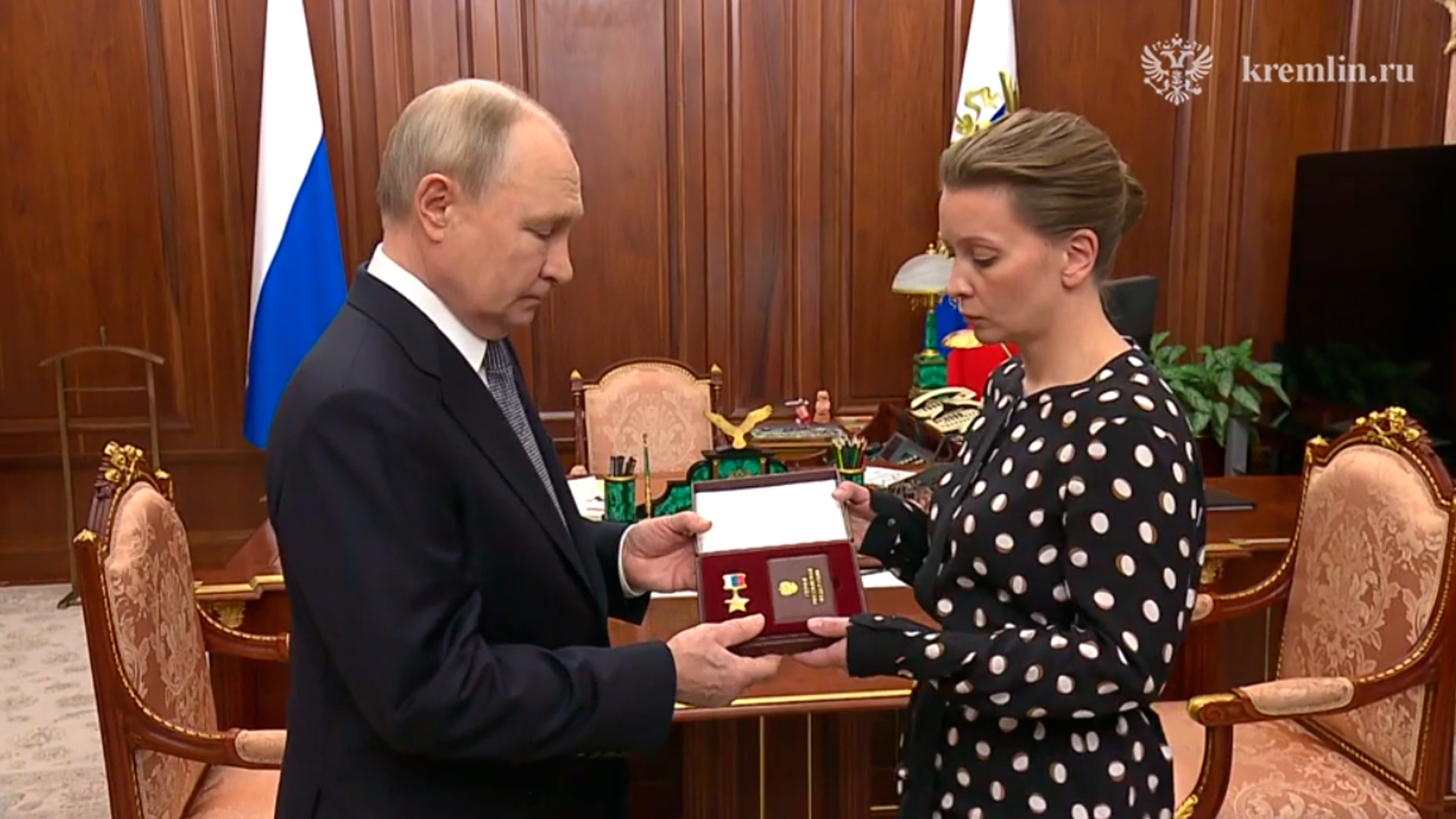 Путин вручил Звезду Героя РФ вдове офицера, совершившего подвиг под Курском