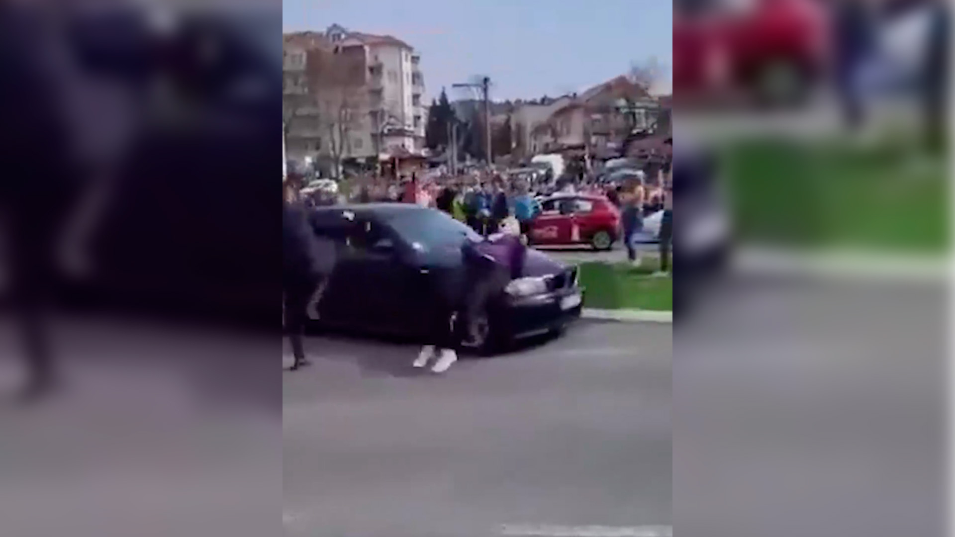В Белграде машина въехала в толпу людей во время протеста студентов