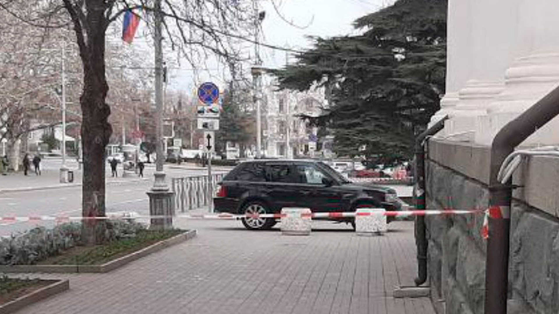Подозрительный сверток нашли под днищем авто у Заксобрания Севастополя