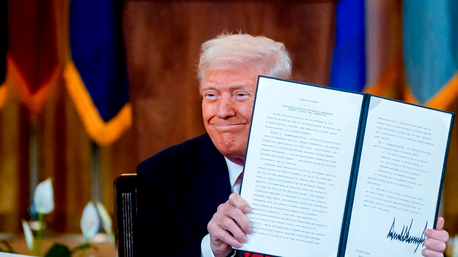 Трамп решил упразднить Минобразования США в окружении школьников