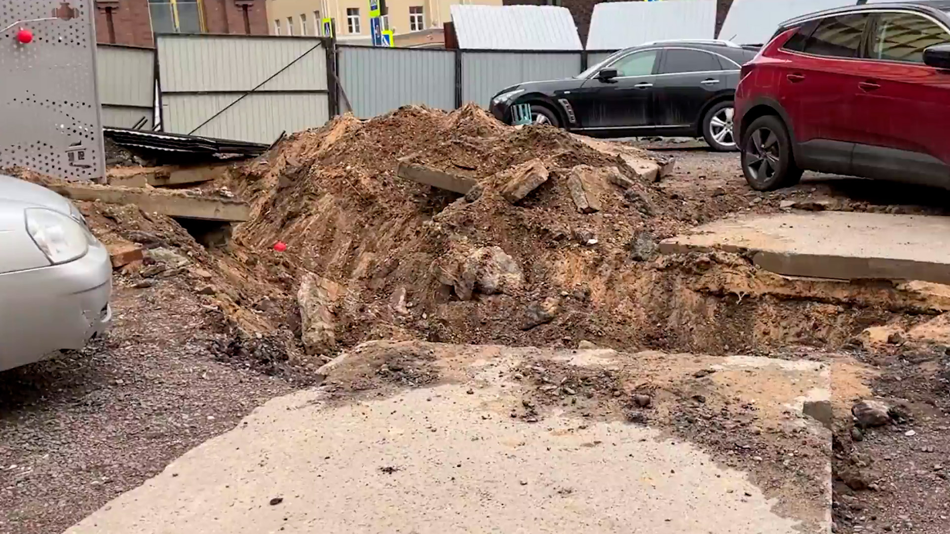 В Москве жильцы дома лишились парковки из-за строительства элитного ЖК