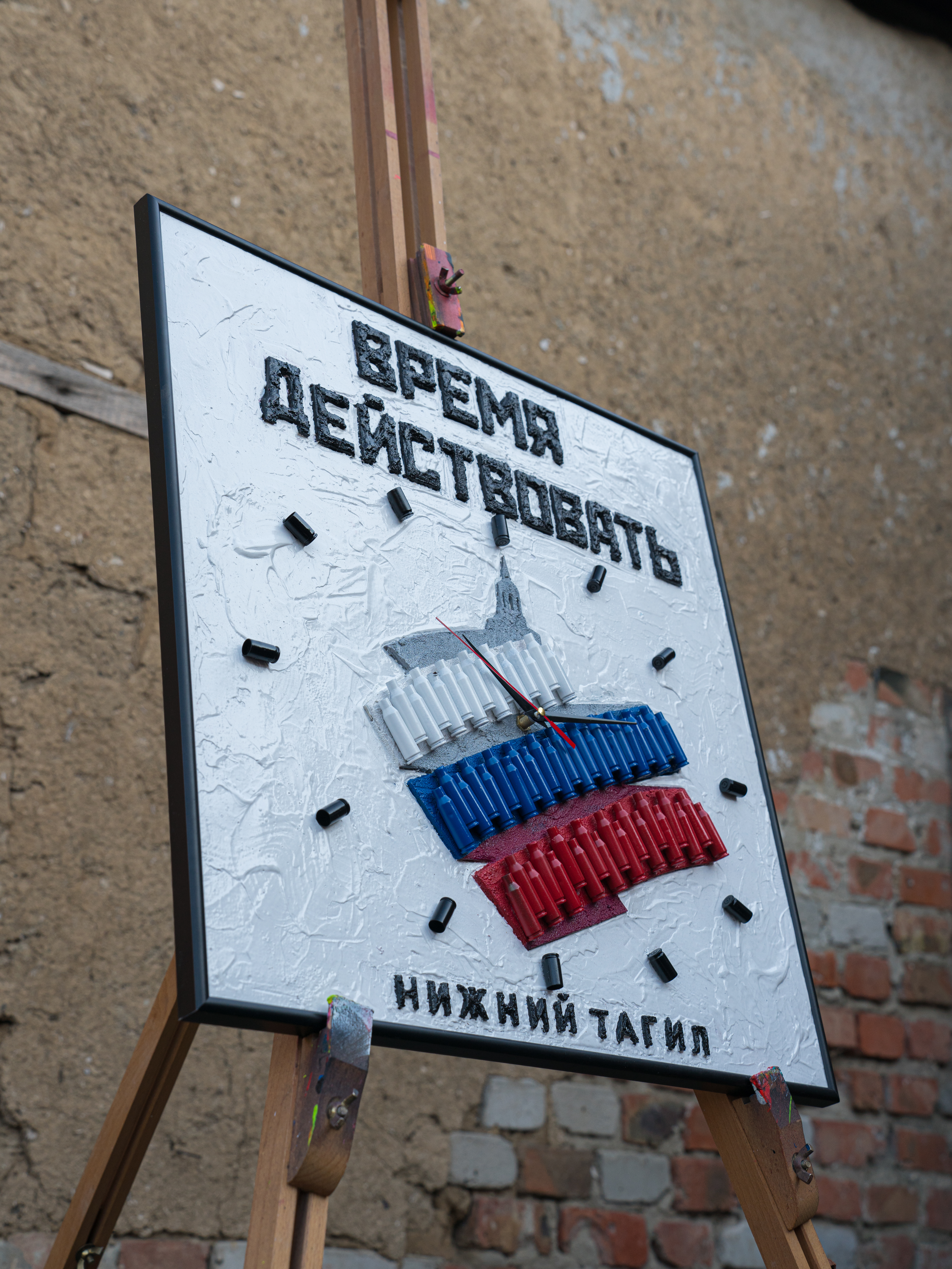 «Мозаика войны» – интервью Readovka c жителем Донбасса, создающим картины из гильз, которые он собирает вокруг своего дома