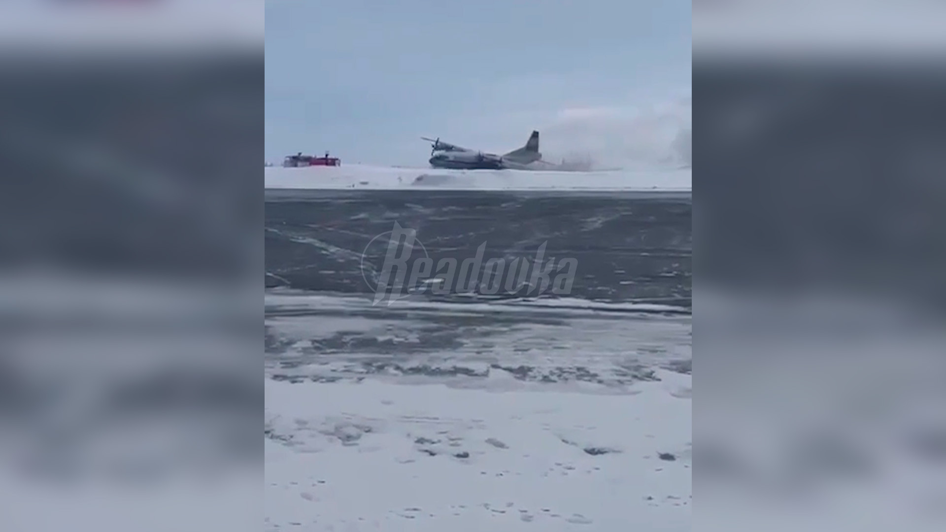 Самолет Ан-12 опрокинулся в аэропорту Нового Уренгоя