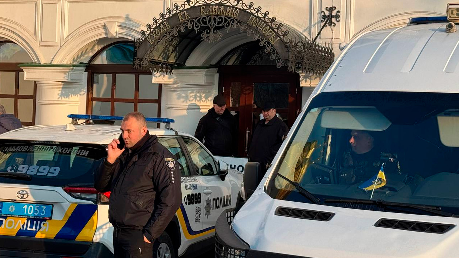 Украинская полиция начала захват пещер Киево-Печерской лавры