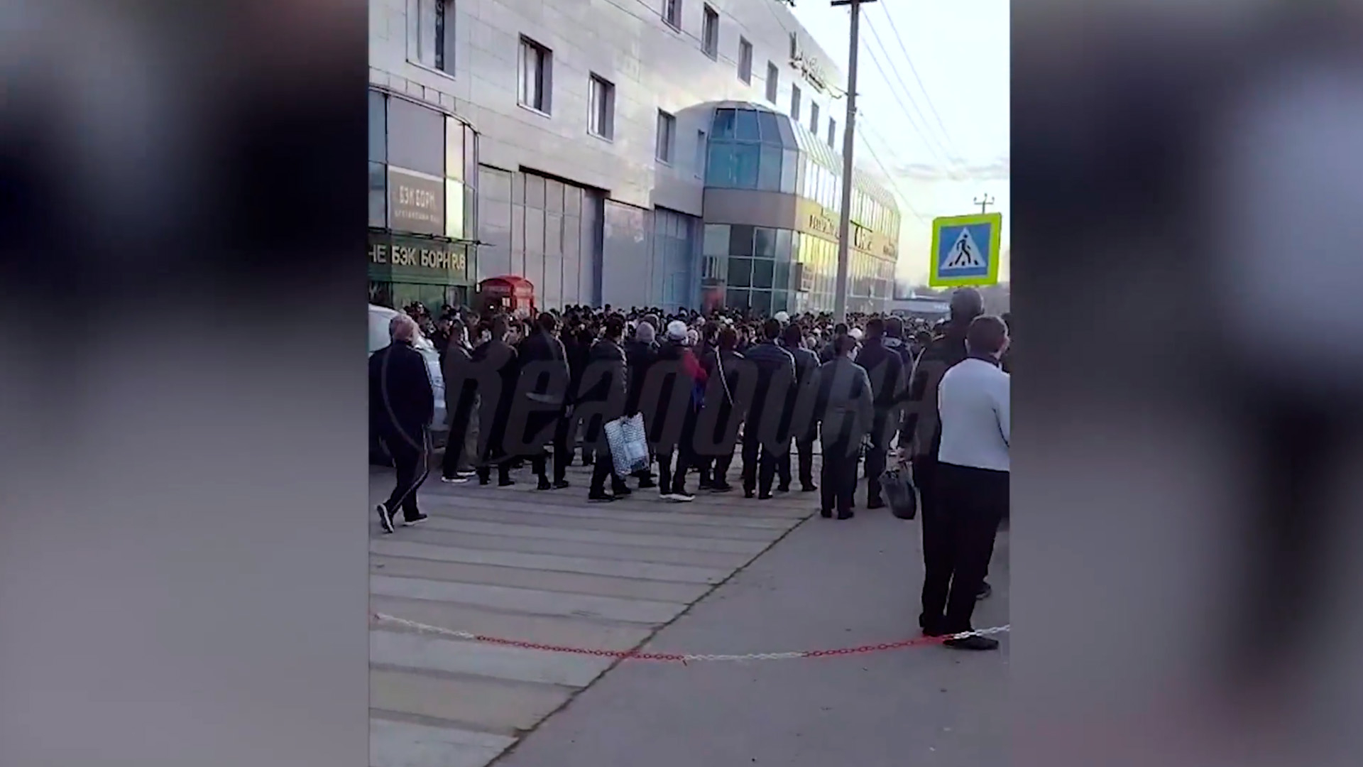 Стягивающиеся в молельный дом в Троицке мигранты парализовали жизнь города
