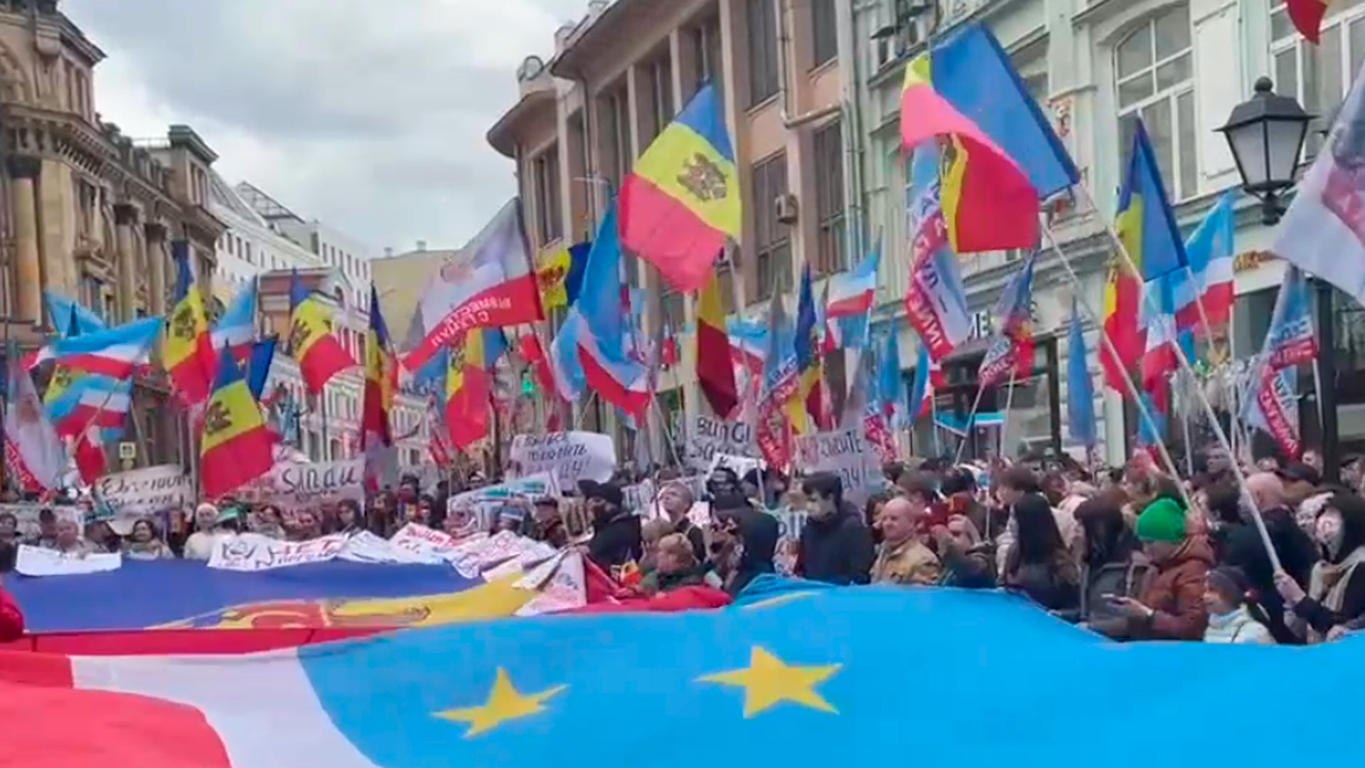 В Москве к молдавскому посольству вышли протестующие в поддержку главы Гагаузии Гуцул