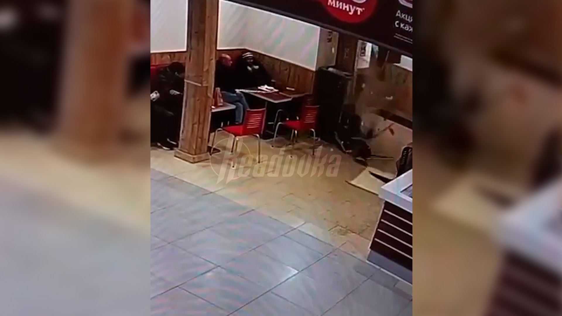 Под школьницей в петербургском ТЦ провалился пол