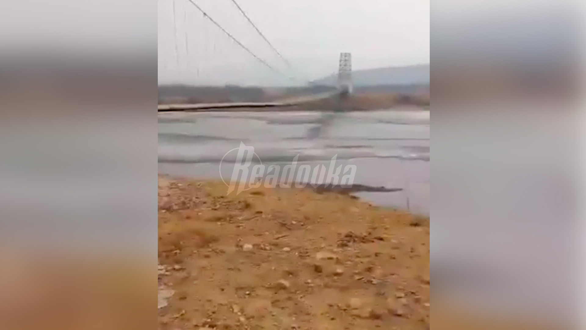 Женщину с ребенком сдуло с подвесного моста в Забайкалье
