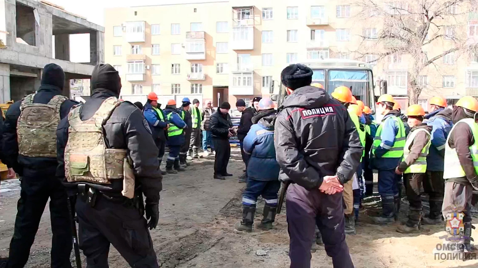 Сотни гастарбайтеров выявили в ходе полицейских рейдов в Омске