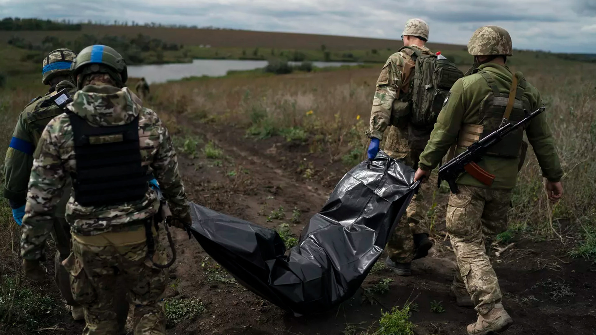 Военный эксперт допустил минирование ВСУ тел своих погибших солдат в Курской области