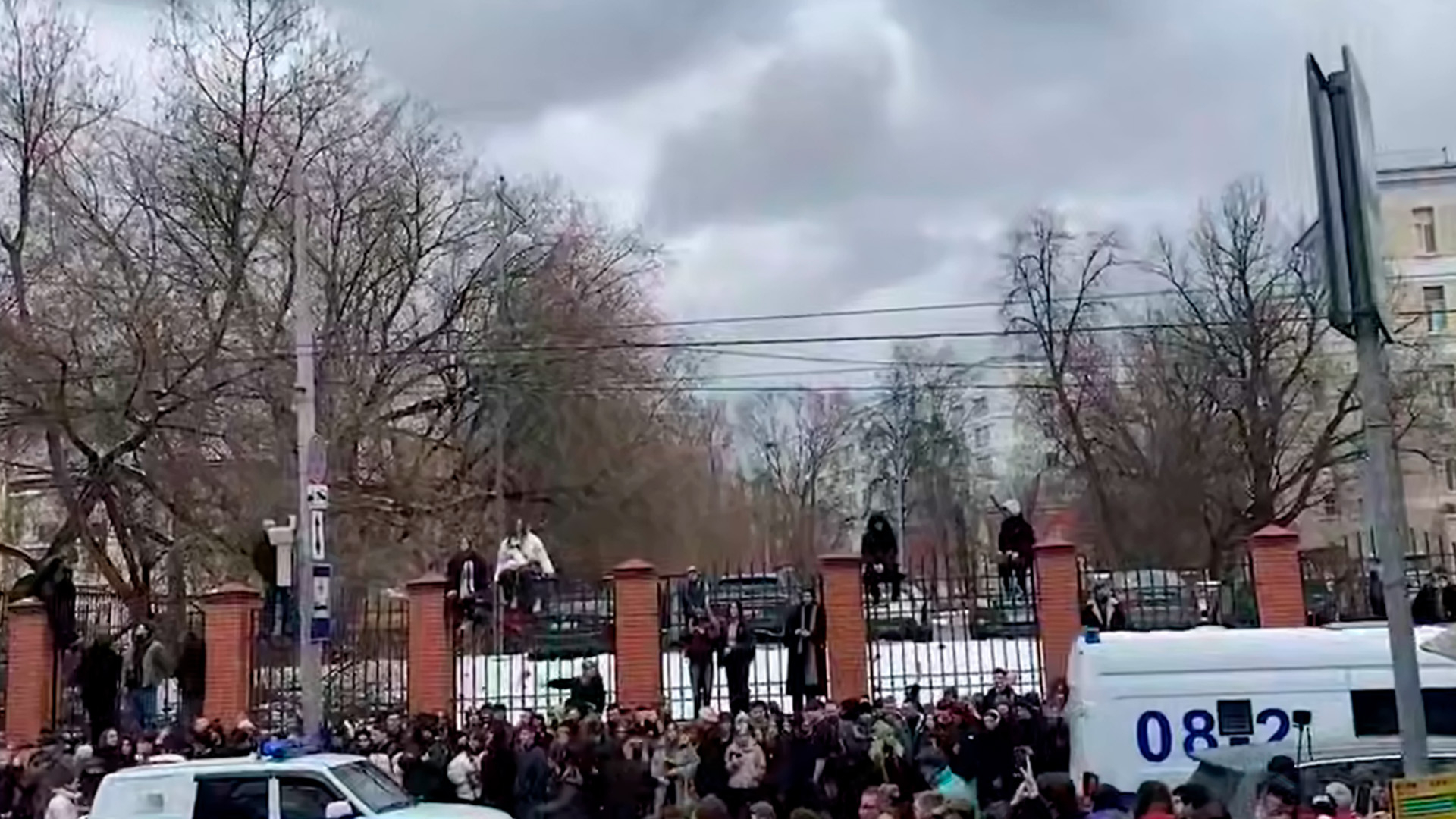 Толпы подростков пришли проститься с Пашей Техником в Лефортово