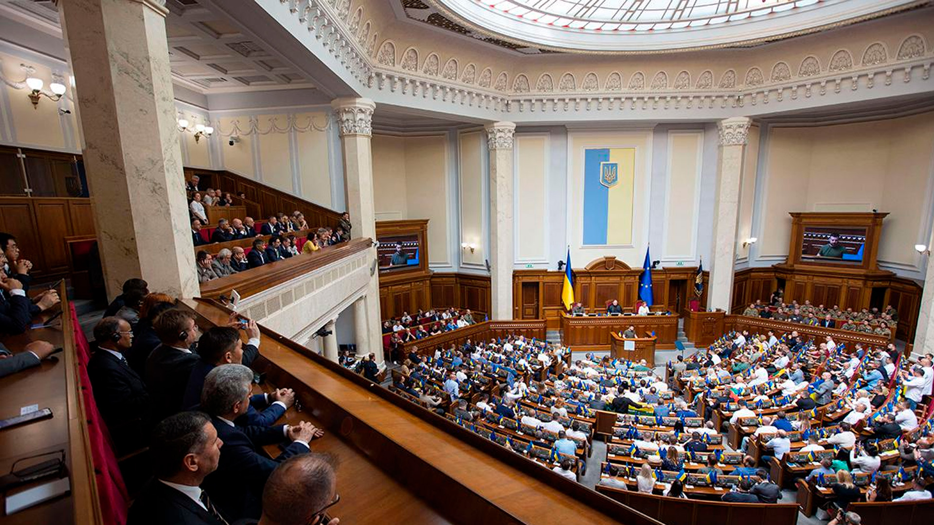 Никаких выборов: на Украине решили продлить военное положение