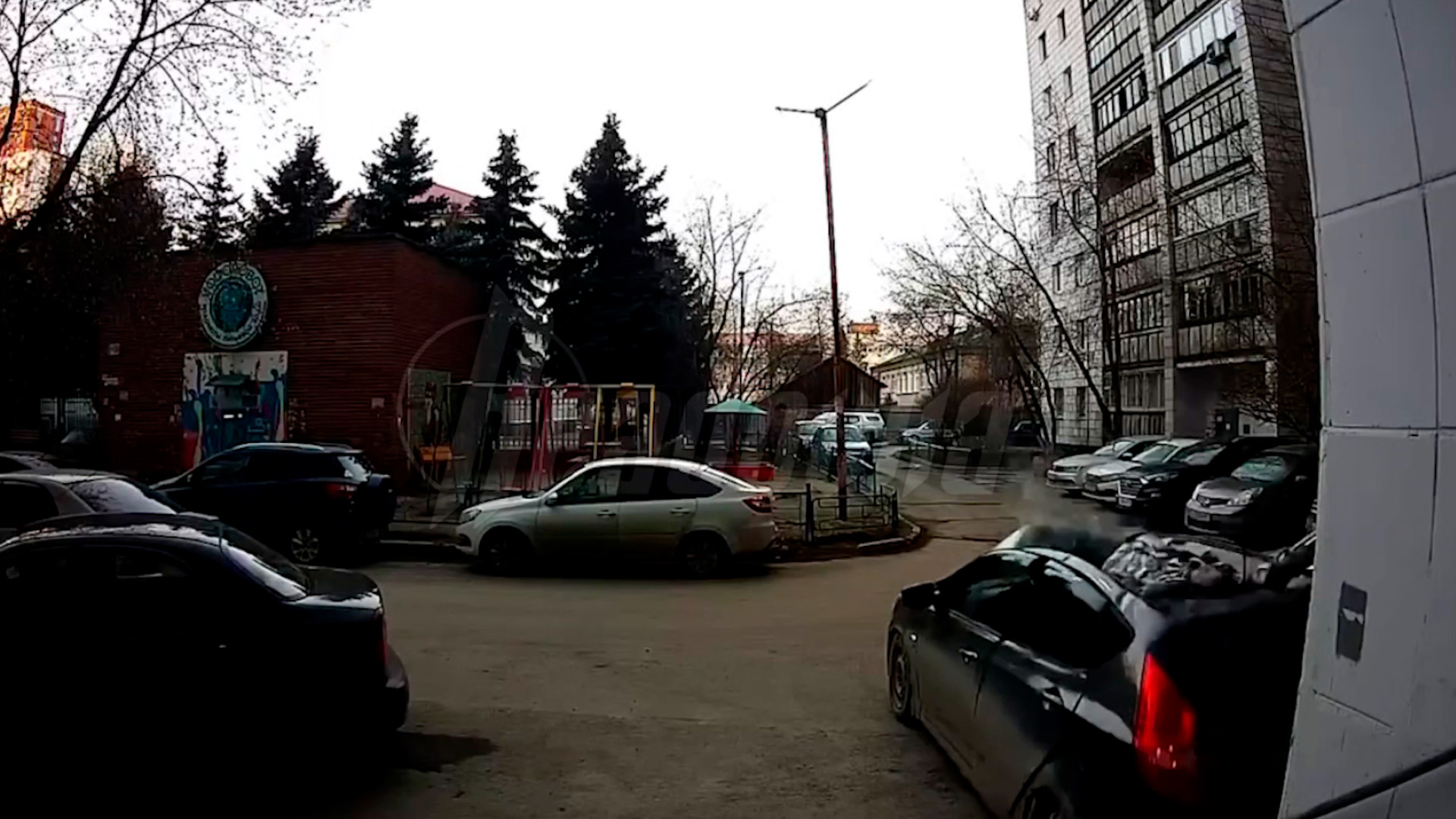 Пенсионерка из Екатеринбурга попыталась убежать после падения на авто с высоты 6-го этажа