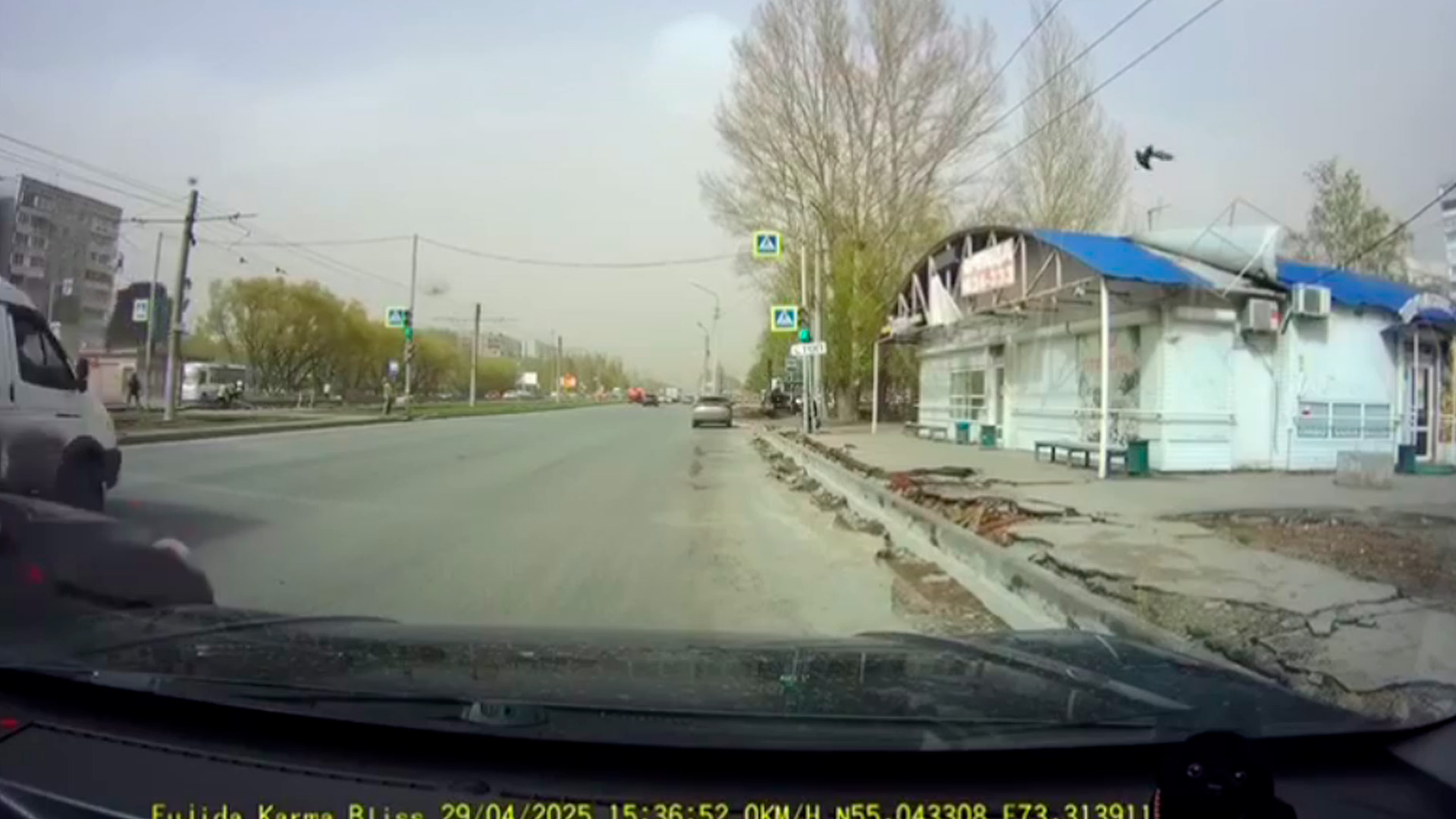 Жителя Омска снесло ураганным ветром с крыши