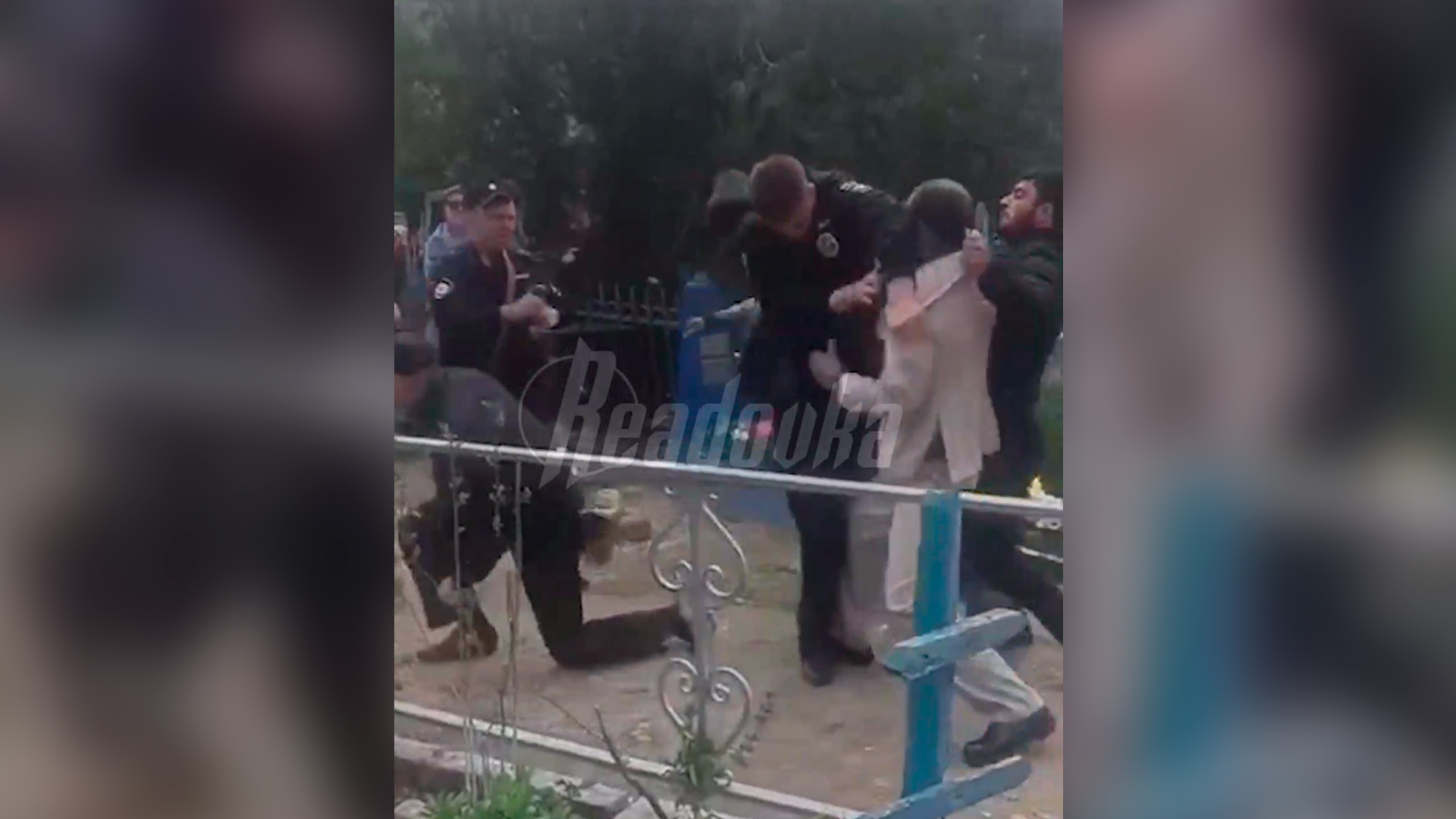 Толпа цыган устроила драку с полицейскими на кладбище в Ставрополье