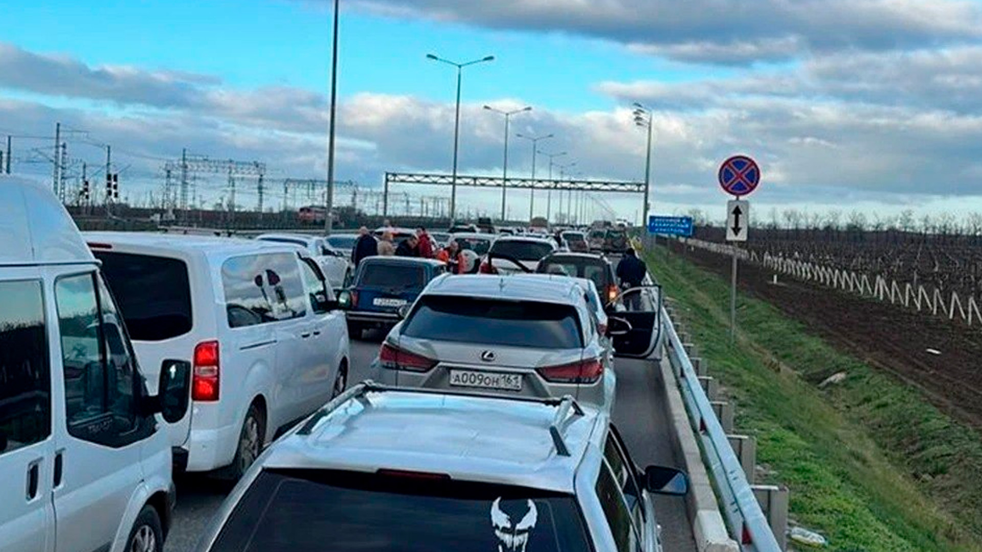 Свыше 2,5 тыс машин встали в пробку перед Крымским мостом