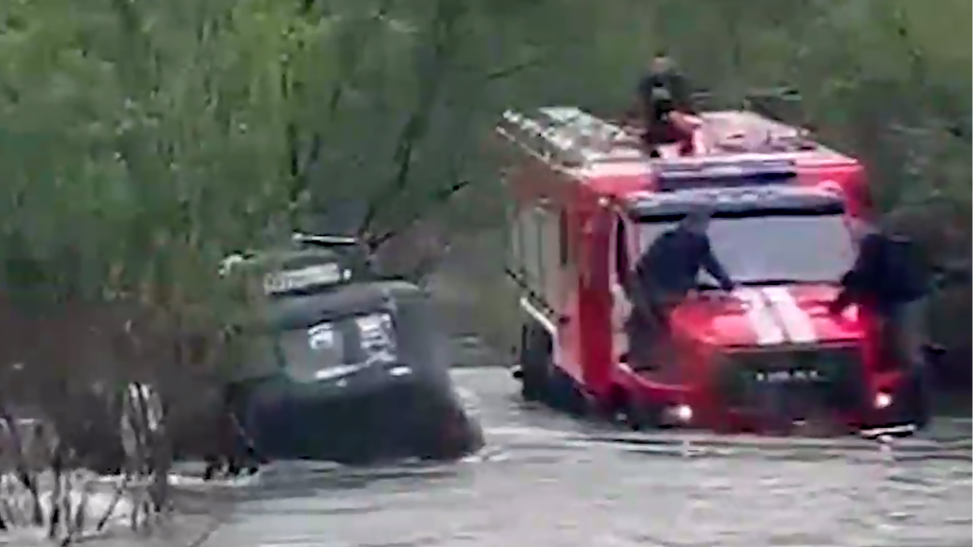 В Приморье автомобиль унесло течением из-за сильных дождей