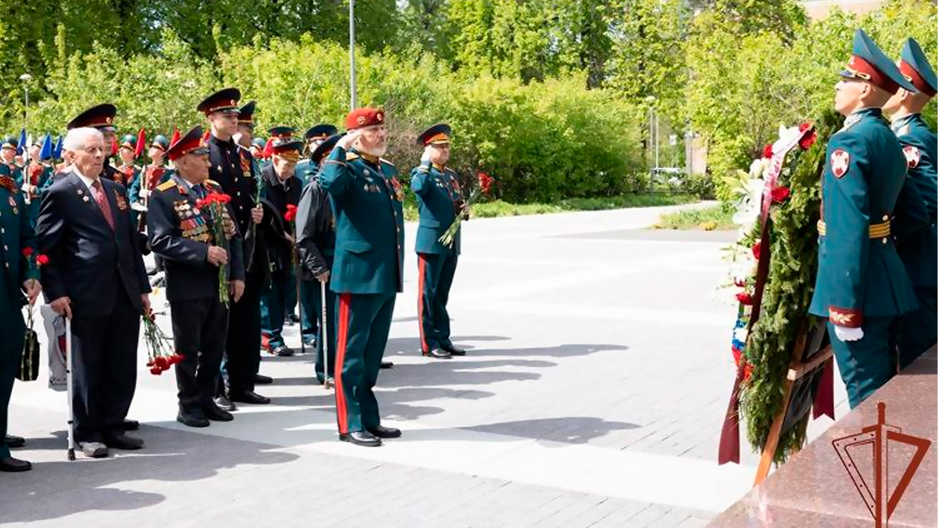 С наступающим Днем Победы сотрудники Росгвардии поздравили ветеранов ВОВ