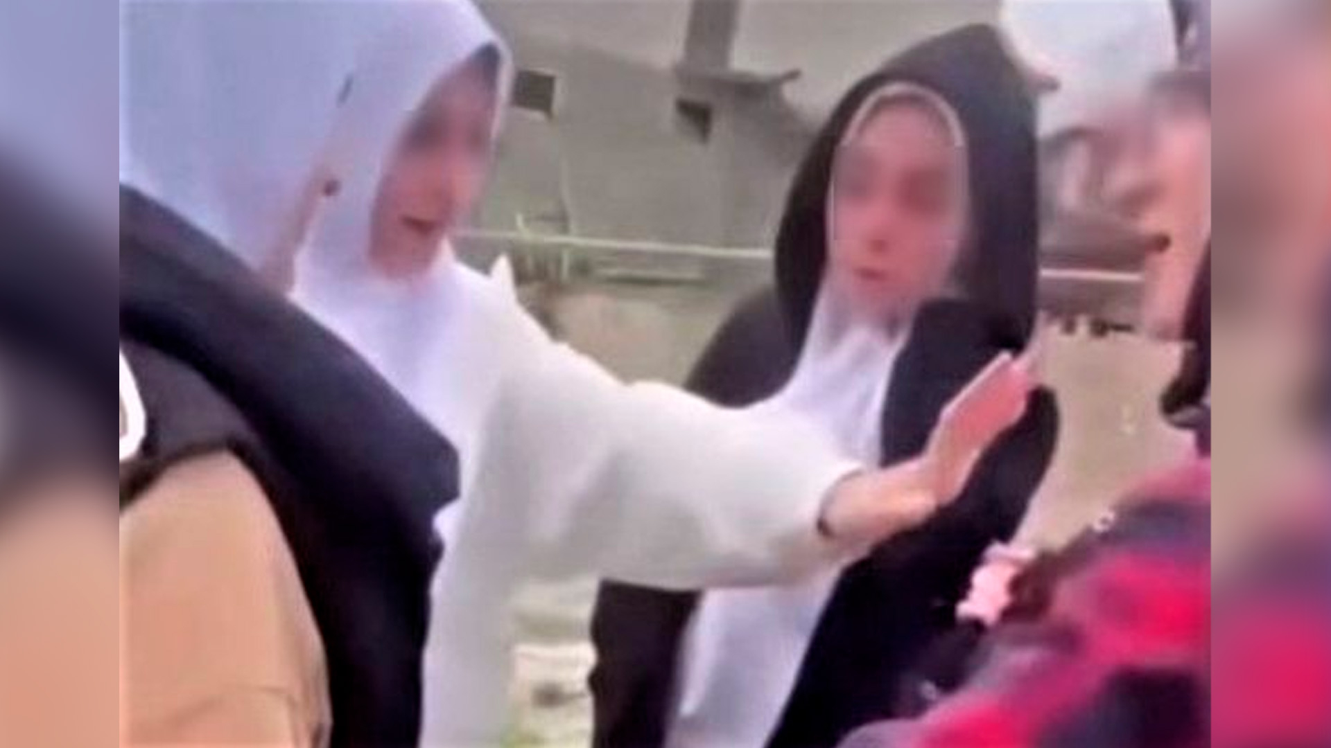 На Кавказе между мусульманками у мечети произошла драка