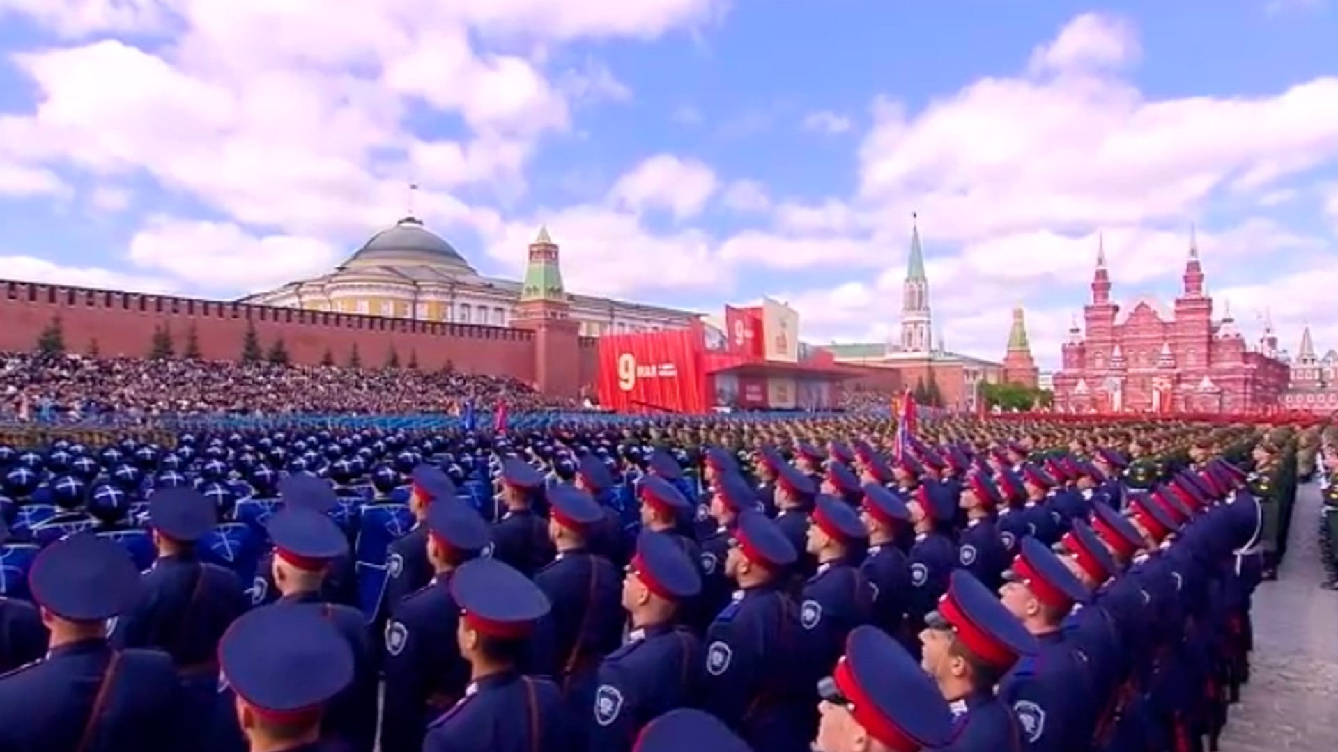 На Красной площади начался торжественный марш