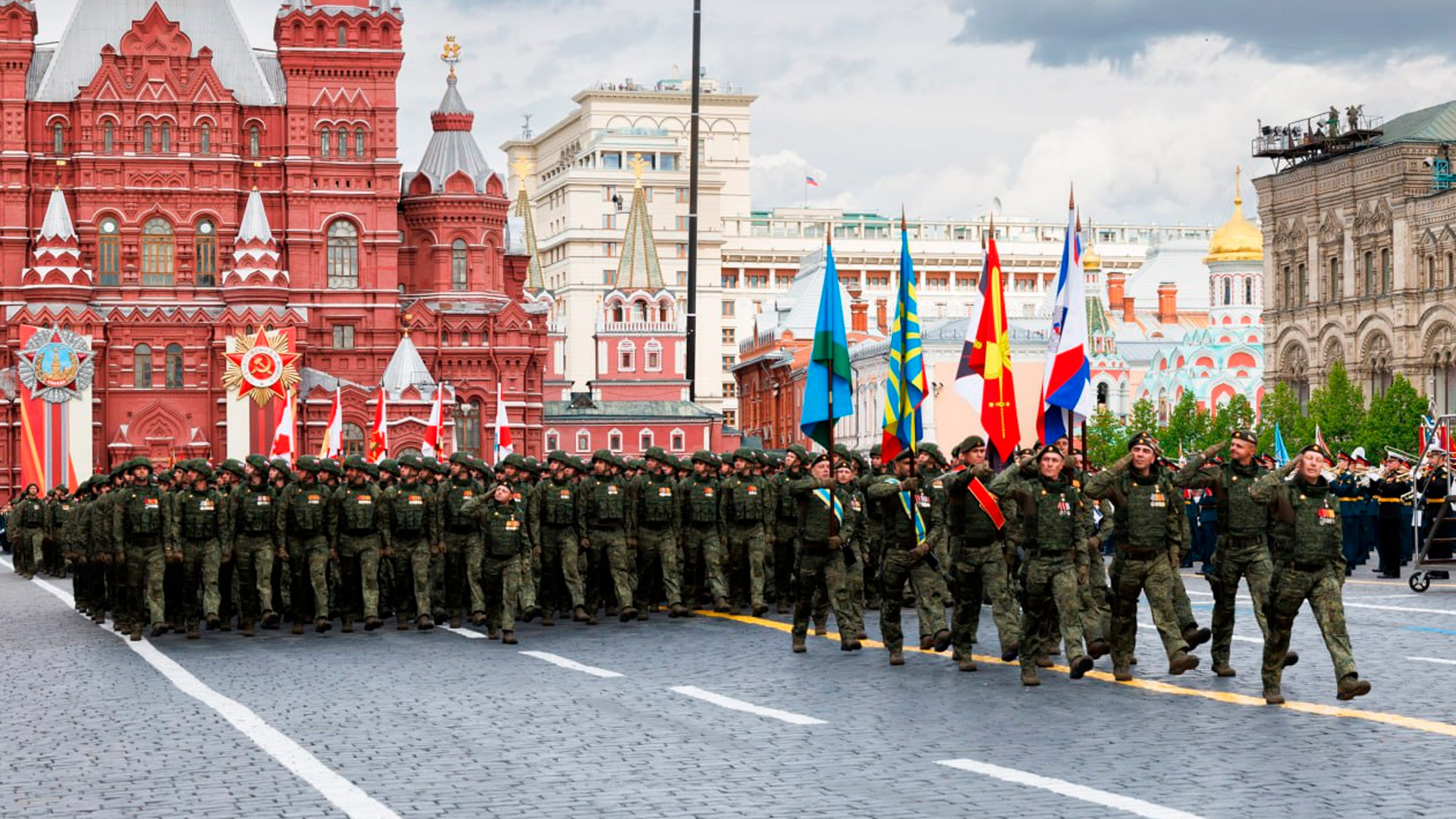 По Красной площади торжественно прошли расчеты участников СВО