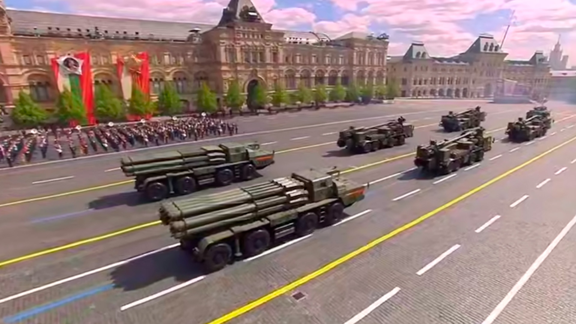 По Красной площади прошла механизированная колонна