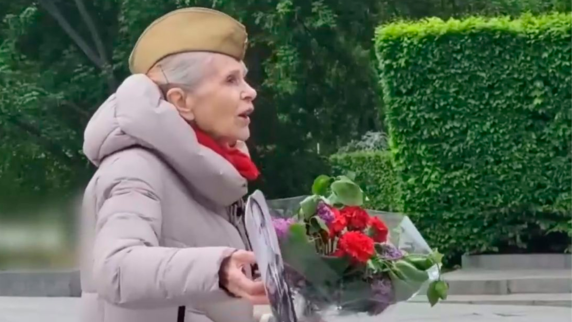 Пожилую жительницу Киева схватили у мемориала за красноармейскую звезду