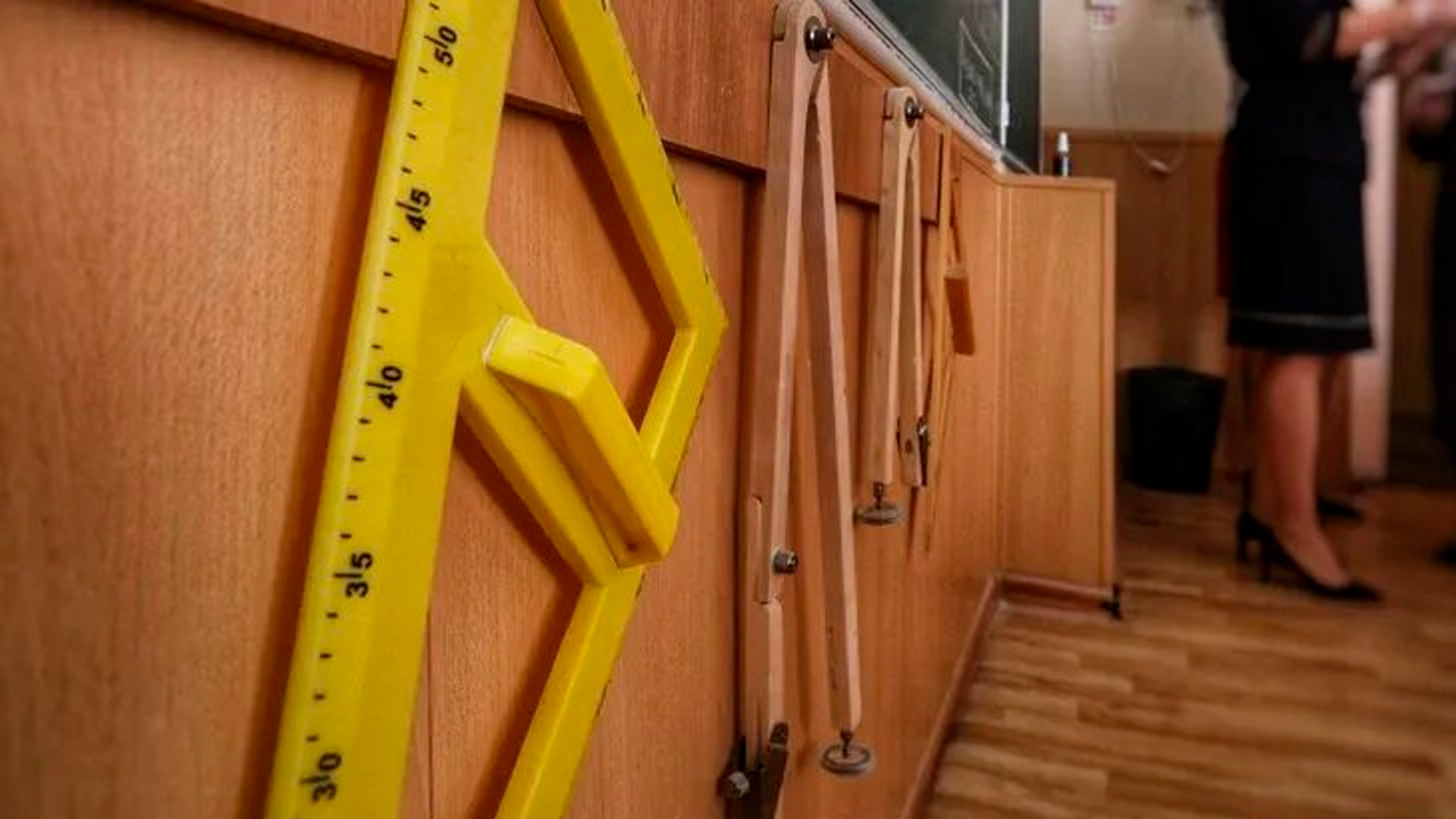 В Узбекистане учительницу уволили из-за постановки ко Дню Победы