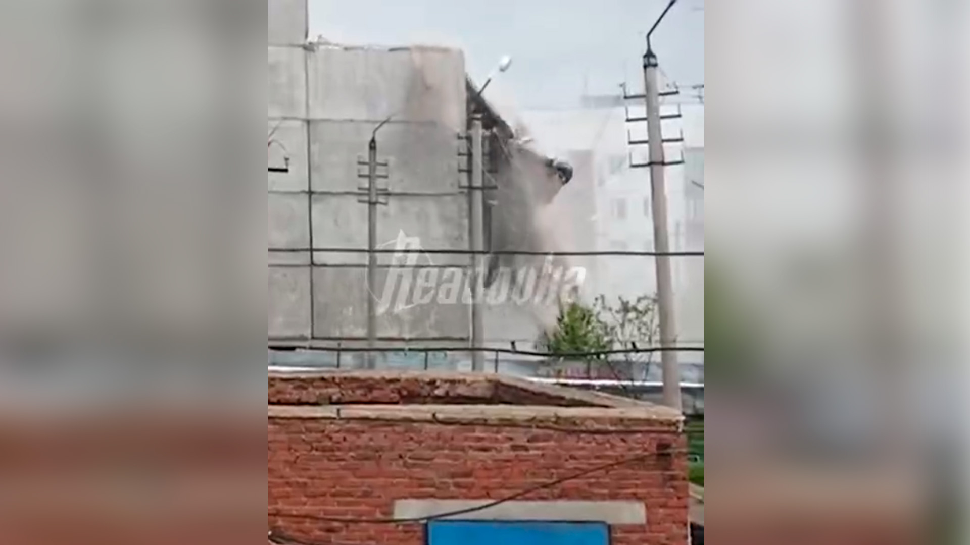 В Тульской области экскаватор вместе с водителем упал с 5 этажа