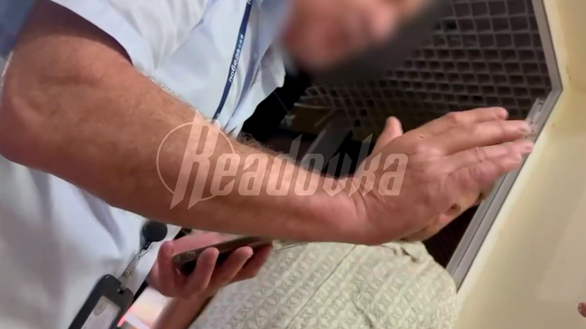 Сотрудники «Победы» не пустили пассажиров на рейс в Москву и решили нахамить вместо оказания помощи