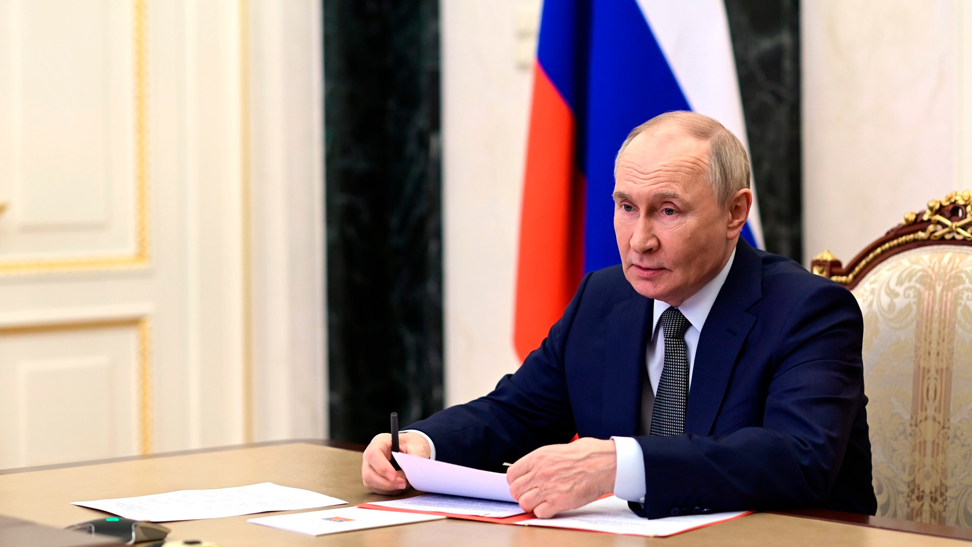 Путин упростил получение паспортов РФ гражданам Абхазии и Южной Осетии