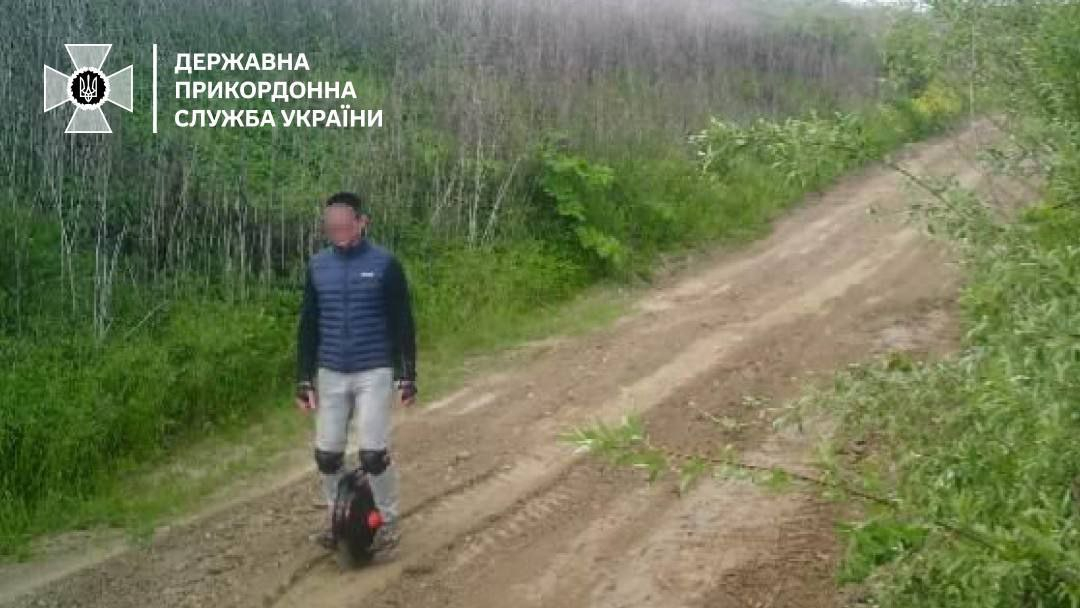 Украинец пытался сбежать от мобилизации в Словакию на моноколесе