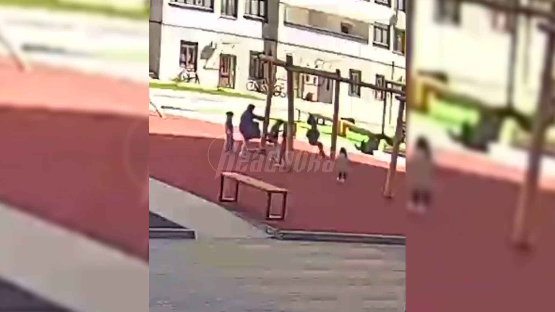 В Тюмени женщина в хиджабе отпинала чужого ребенка