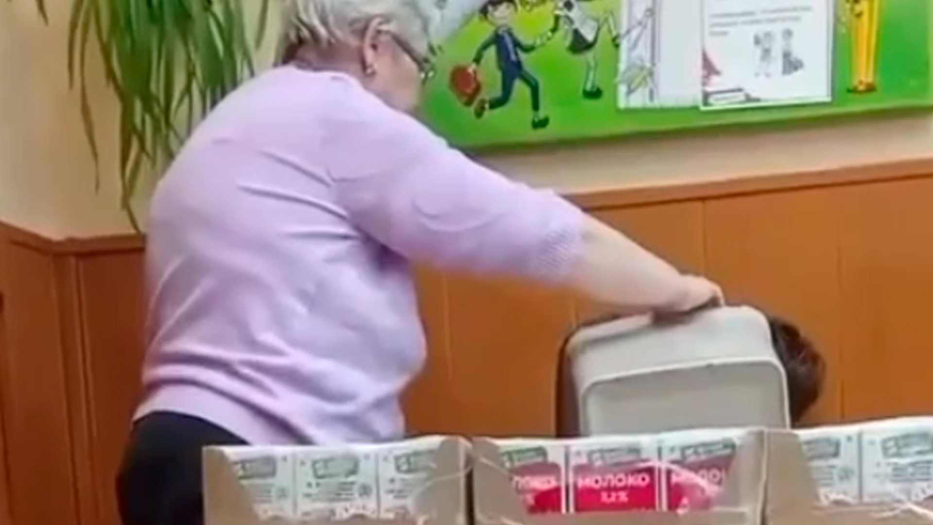 В Саратове учительница надела мусорное ведро на голову ученику