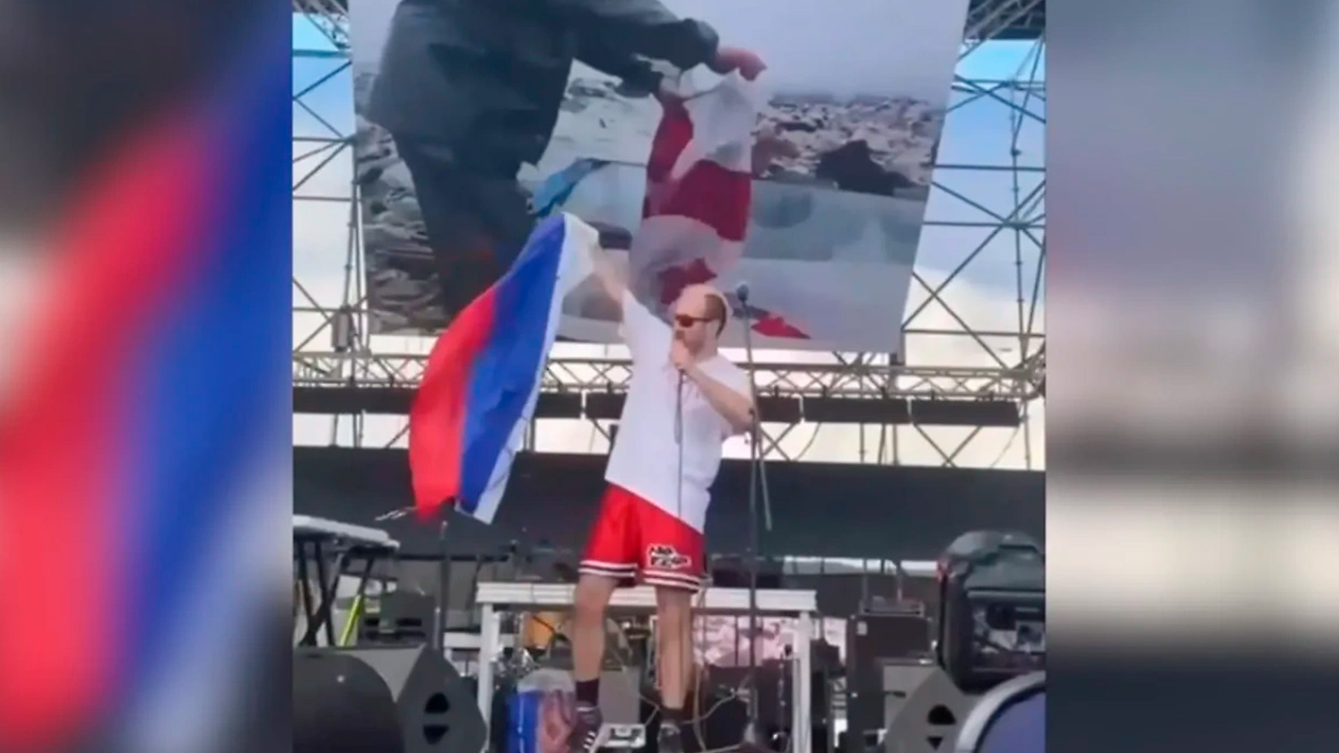 Грузинский певец демонстративно осквернил флаг РФ, сымитировав, что мочится на него