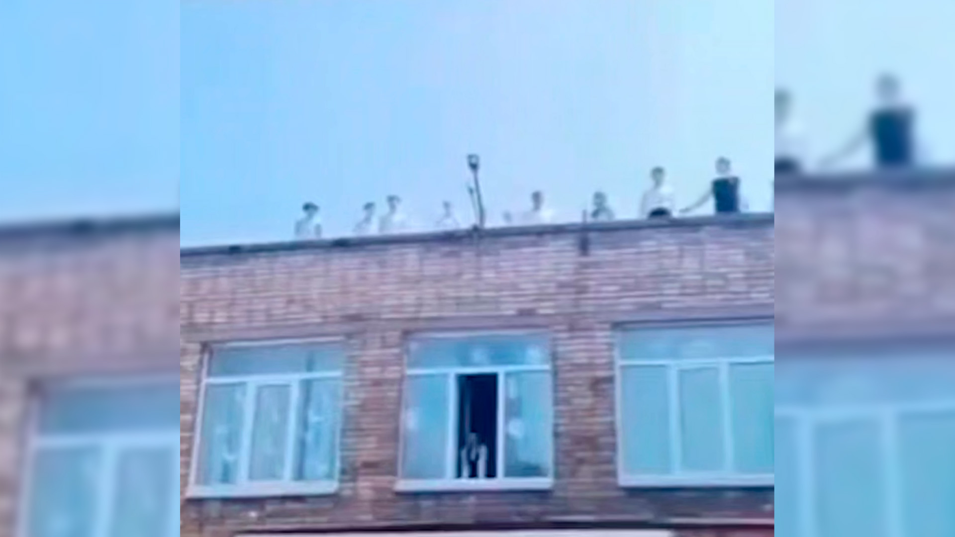 «Прощальный танец» на крыше устроили школьники во Владивостоке
