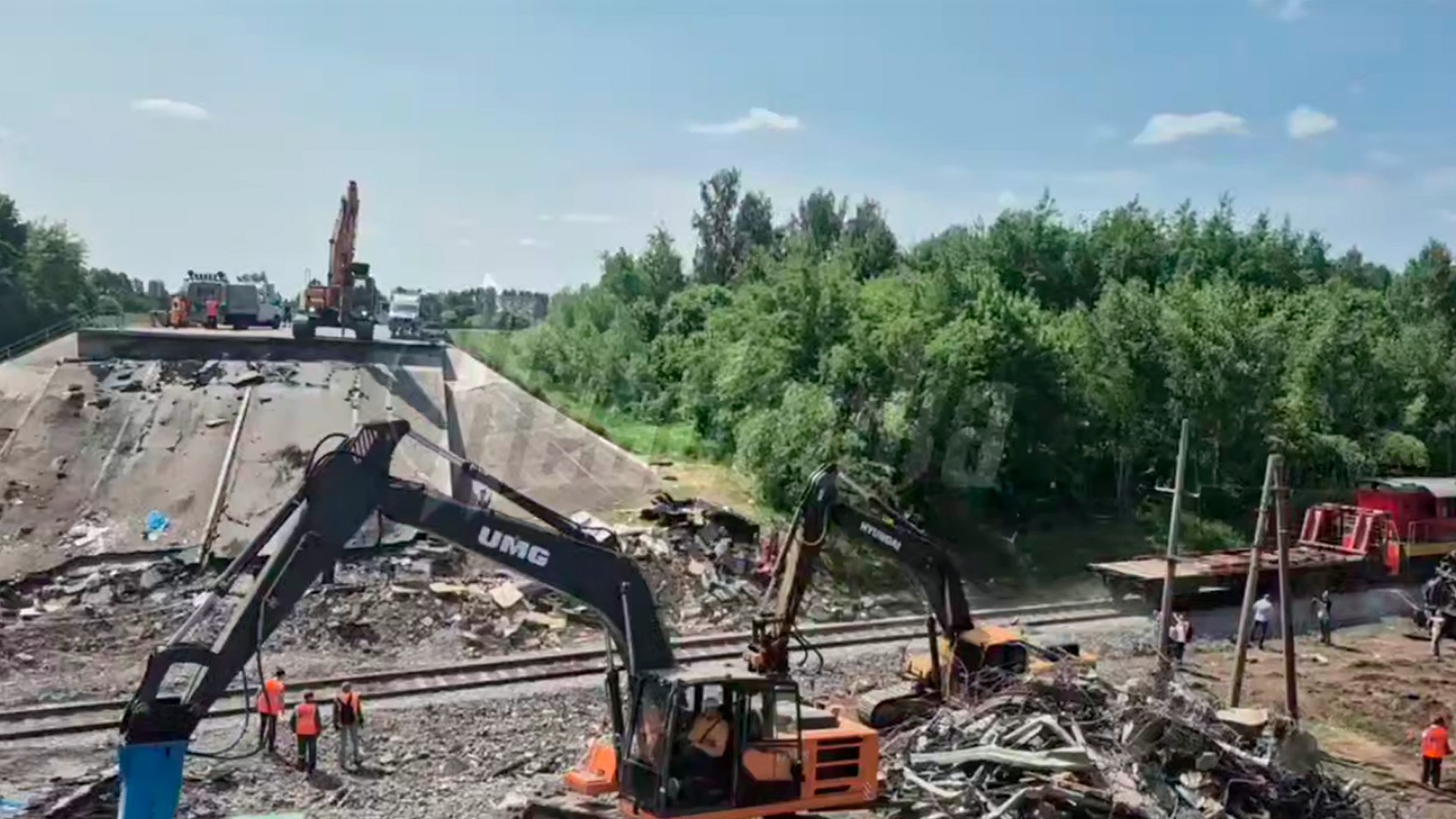 По восстановленным путям у подорванного моста в Брянской области прошел первый поезд