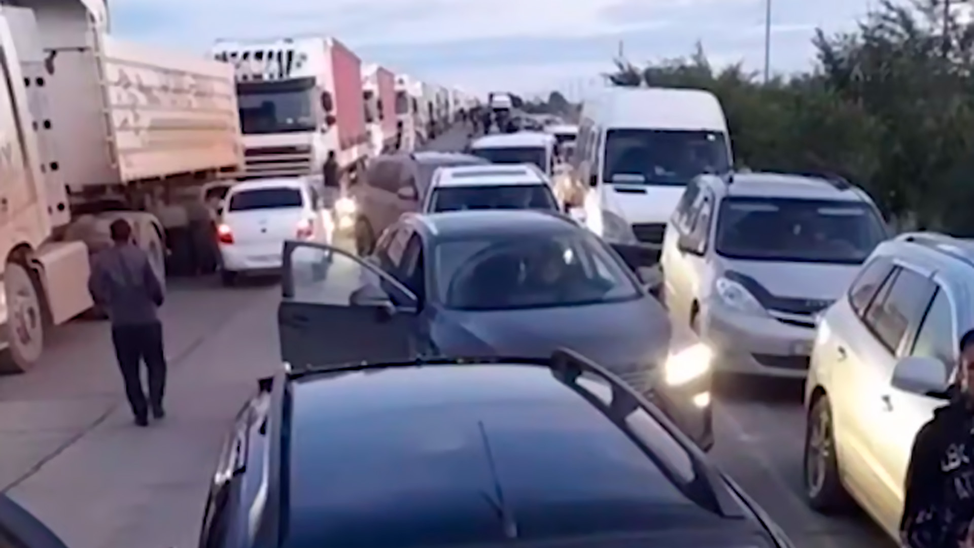 На границе с Казахстаном собралось большое количество иностранцев
