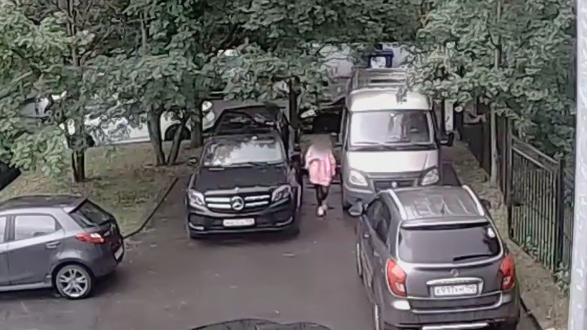 В Петербурге задержали девушку в момент закладки бомбы под машину сотрудника ОПК