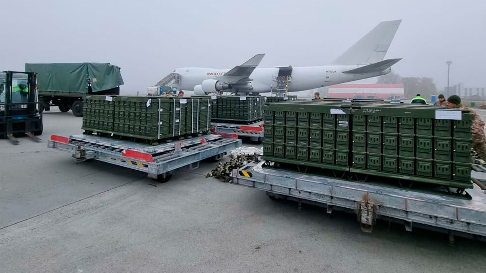 США приостановили поставки всех видов вооружения на Украину