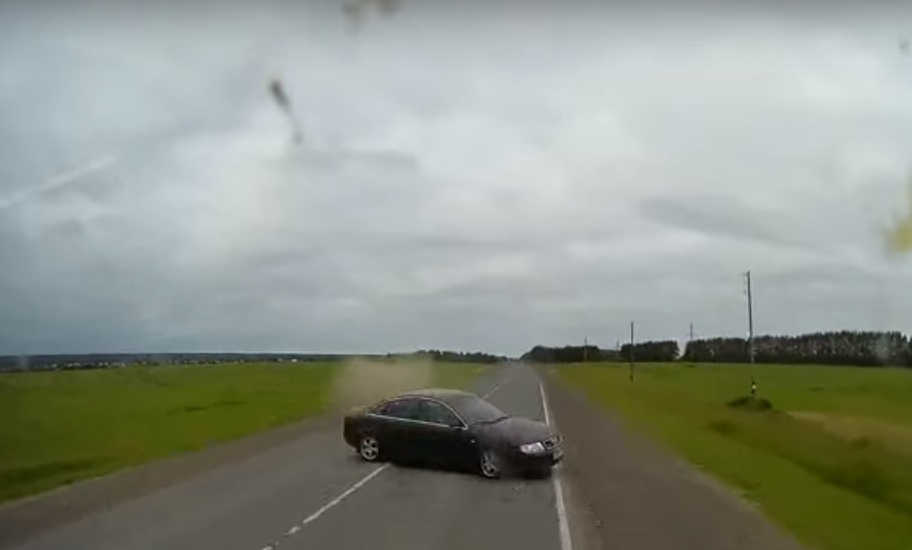 Audi на запредельной скорости влетел в большегруз