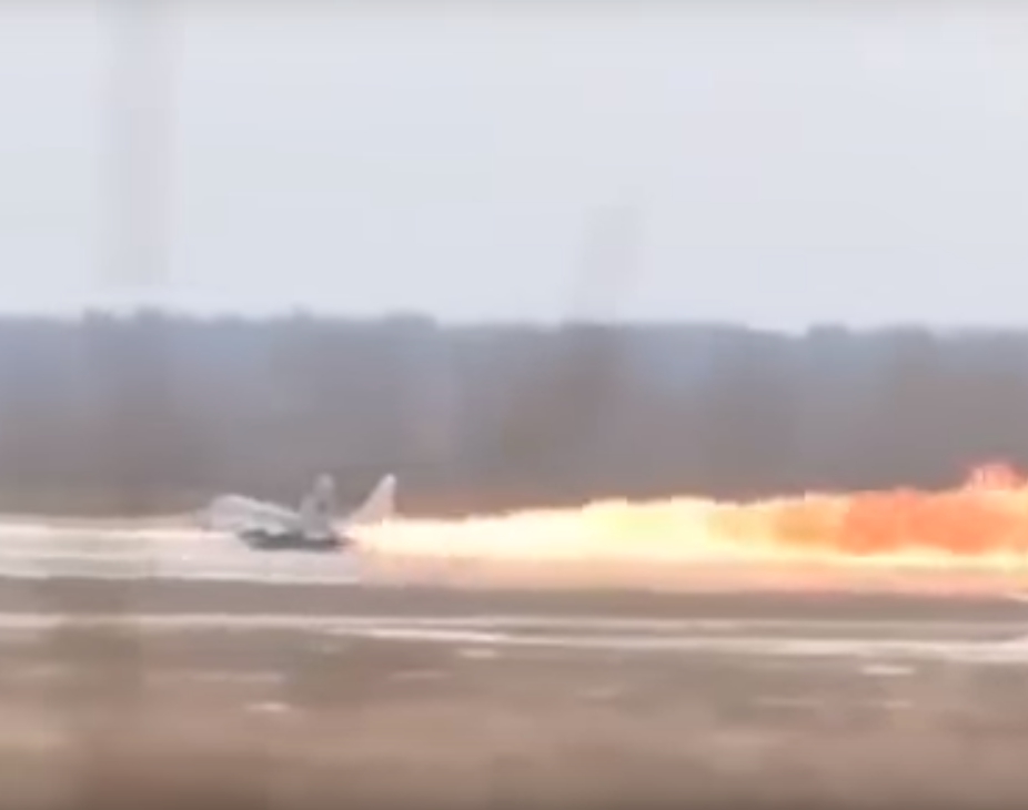 Видео: под Бобруйском запылал истребитель