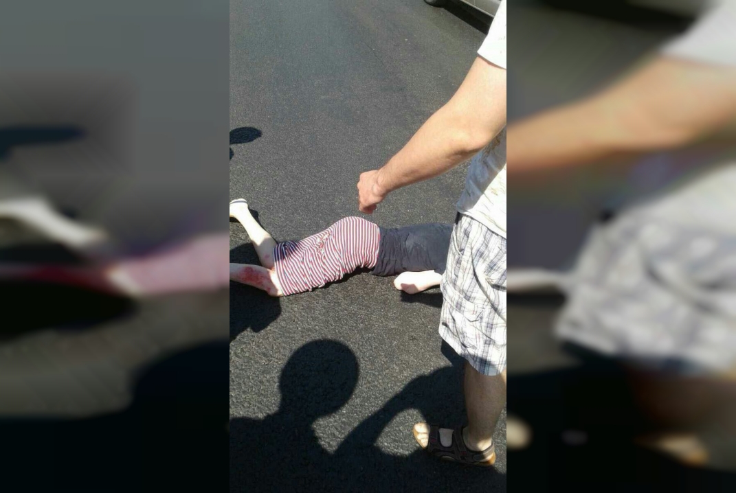 Непристегнутая пассажирка иномарки выпала из машины во время движения