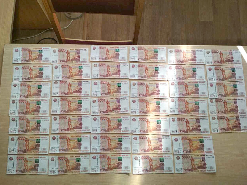 Двоим белорусам грозят штрафы за зарплату в российских рублях