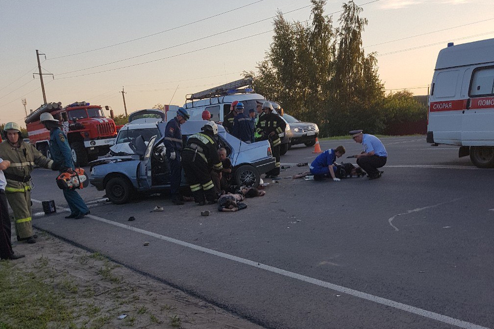 Шесть человек, в том числе дети и грудничок, погибли в страшном ДТП под Курском