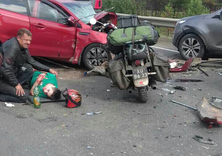 Мотоциклист из Голландии помог пострадавшему в ДТП мальчику, пока все снимали на телефоны