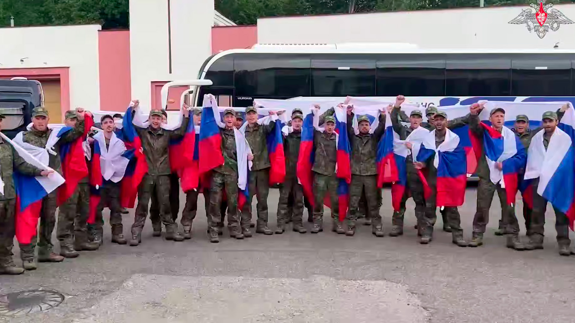 Появились кадры возвращения русских бойцов из украинского плена