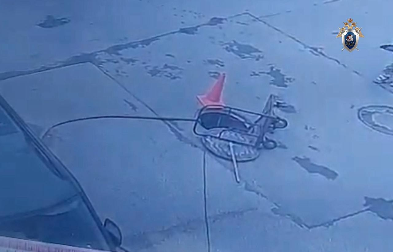 В Петербурге мальчик засмотрелся в телефон и провалился в открытый люк
